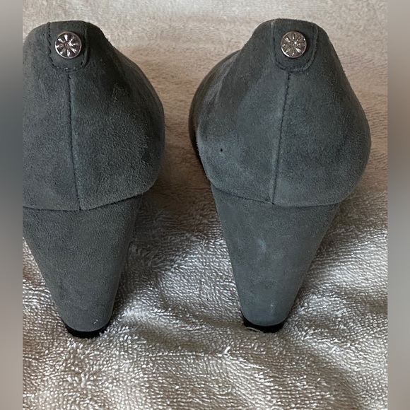 Isaac Mizrahi sz 7 Kendal lovely grey suede wedge heels for spring. VGUC - Picture 7 of 16